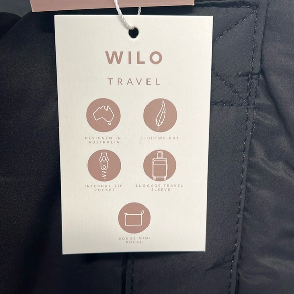 Wilo The Label | Black Book Bag w/ Carry-On Sleeve & Water Bottle Pockets 🖤 - Picture 3 of 7